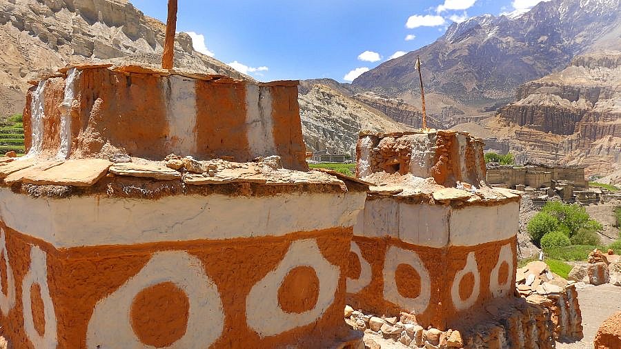Chorten bzw. Lathos oberhalb von Tetang - Nepal - Mustang 2024 - Land und Leute