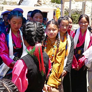 Junge M&auml;dchen in Festtracht - Nepal - Mustang 2024 - Land und Leute