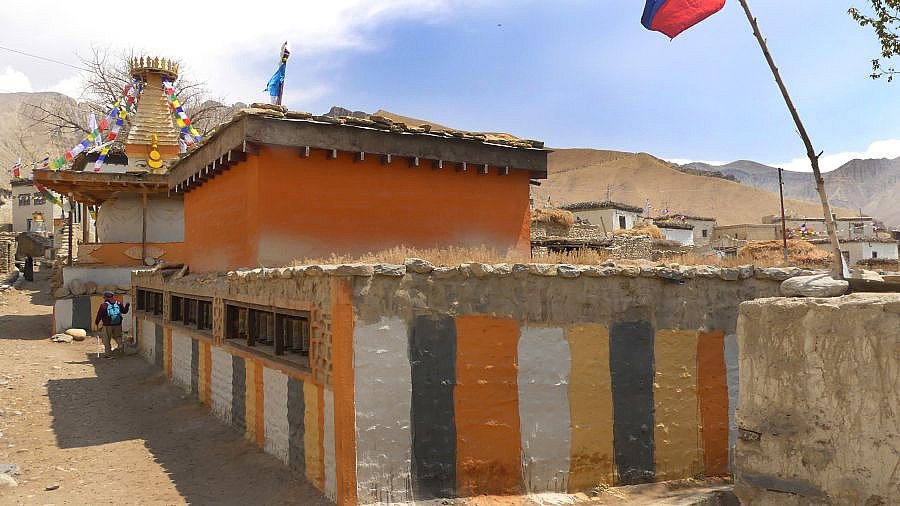 Stufen-Chorten und Gebetsm&uuml;hlen - Nepal - Mustang 2024 - Land und Leute