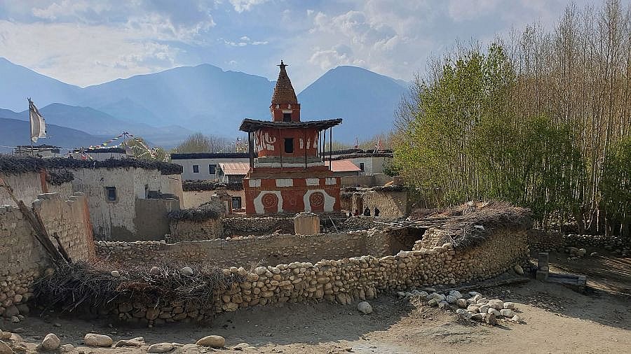 H&auml;user und Chorten von Tsarang - Nepal - Mustang 2024 - Land und Leute