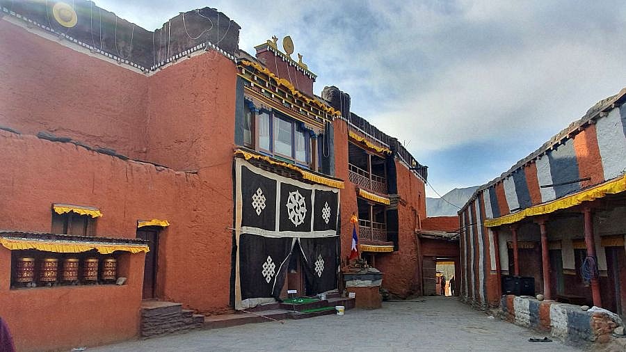 Innenhof des gro&szlig;en Klosters von Tsarang - Nepal - Mustang 2024 - Land und Leute