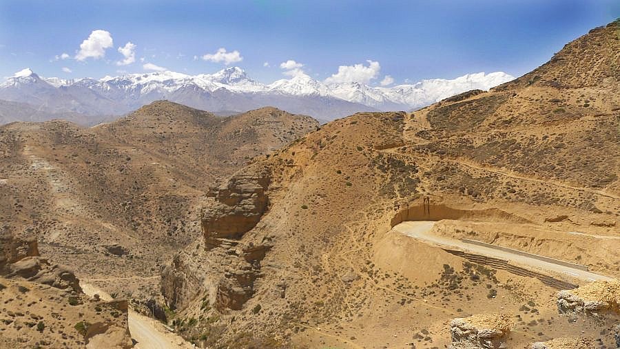 In Serpentinen auf und nieder - Mustang 2024 - Landschaft