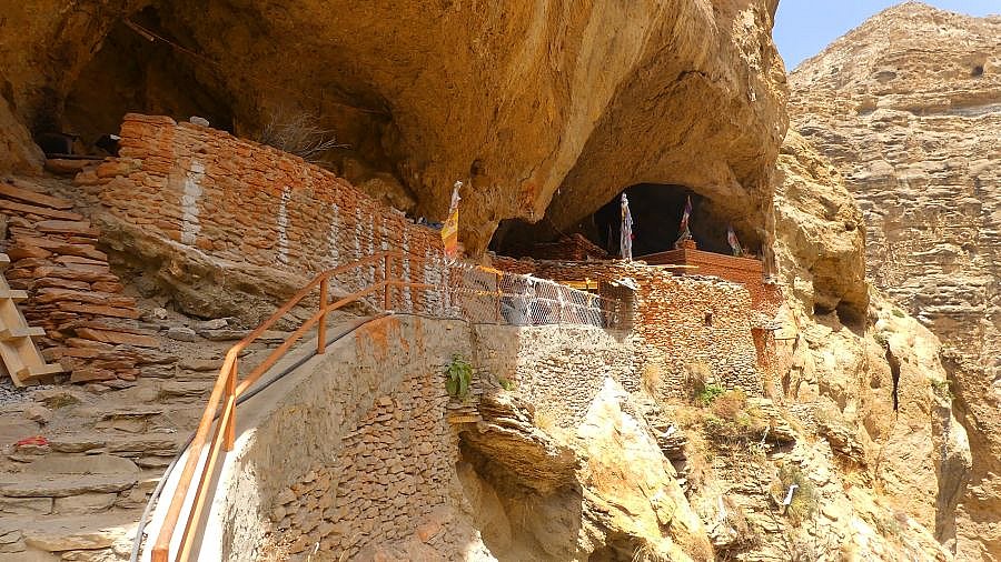 Eingang zur Chungsi Cave - Nepal - Mustang 2024 - Sehensw&uuml;rdigkeiten
