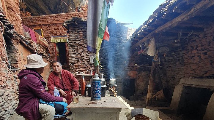 M&ouml;nch im Chungsi H&ouml;hlentempel - Nepal - Mustang 2024 - Land und Leute