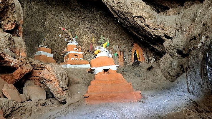 Chorten in der Chungsi Cave - Nepal - Mustang 2024 - Sehensw&uuml;rdigkeiten
