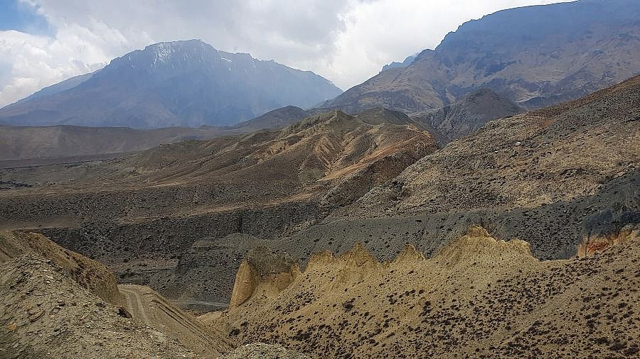 Gebirgswelt hinter Dhakmar - Mustang 2024 - Landschaft