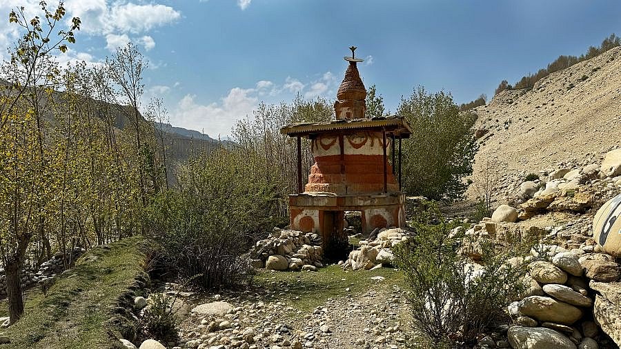 N&ouml;rdlicher Tor-Chorten von Tsarang - Nepal - Mustang 2024 - Sehensw&uuml;rdigkeiten