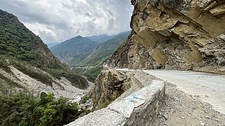 Stra&szlig;e im Kali Gandaki-Tal - Pokhara und Annapurna - Landschaft