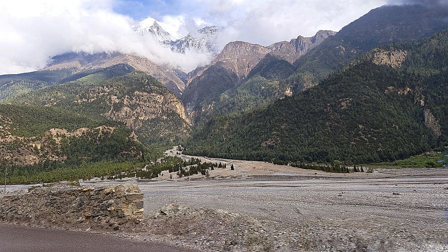 Nilgiri Peak in den Wolken - Pokhara und Annapurna - Landschaft