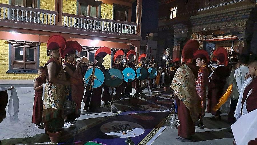 Warten auf den Rinpoche - Nepal - Mustang 2024 - Land und Leute