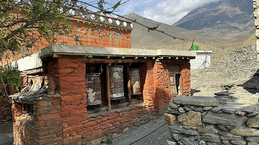 Gebetsm&uuml;hlen im Thiri-Kloster - Nepal - Mustang 2024 - Land und Leute
