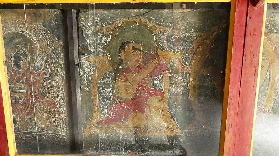 Steinreliefs im Thiri-Kloster - Nepal - Mustang 2024 - Land und Leute