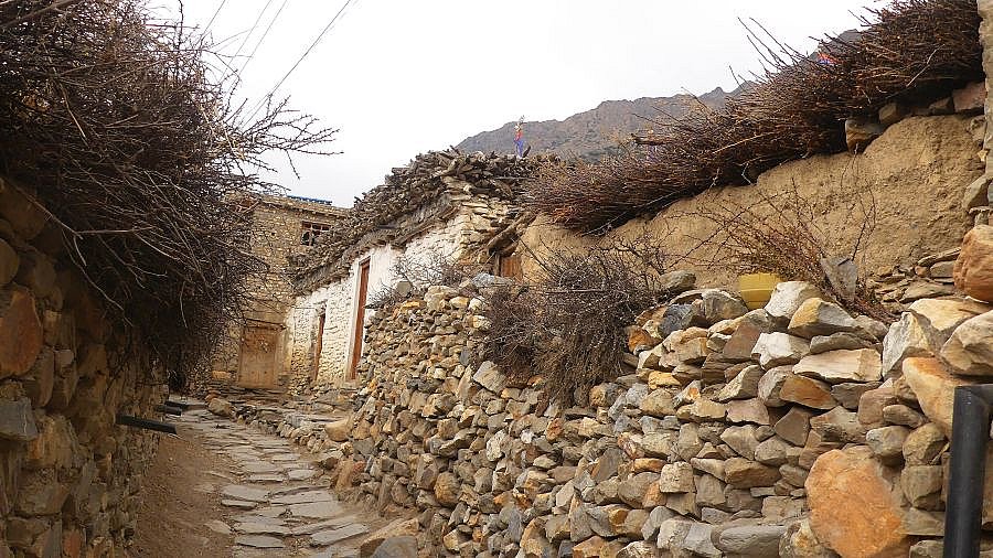 Enge Gasse in Dhagarjang - Nepal - Mustang 2024 - Land und Leute