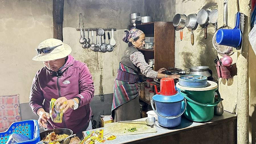 Gemeinsames Kochen in Dhagaryung - Nepal - Mustang 2024 - Land und Leute