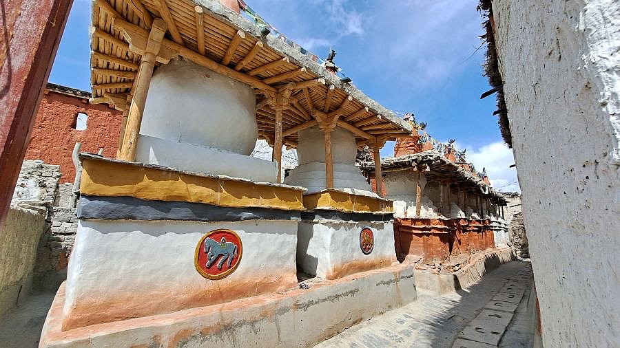 Chorten-Gruppe in Lo Manthang - Nepal - Mustang 2024 - Land und Leute