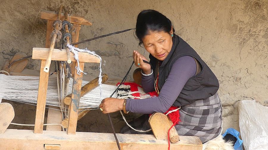 Tibeterin beim Weben - Nepal - Mustang 2024 - Land und Leute