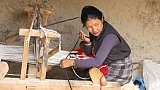 Tibeterin beim Weben - Nepal - Mustang 2024 - Land und Leute