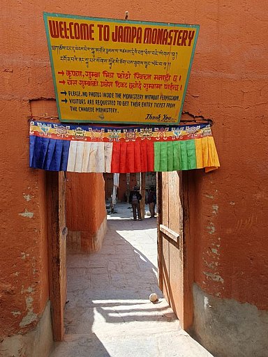 Eingang zum Jamba Lakhang - Nepal - Mustang 2024 - Sehensw&uuml;rdigkeiten