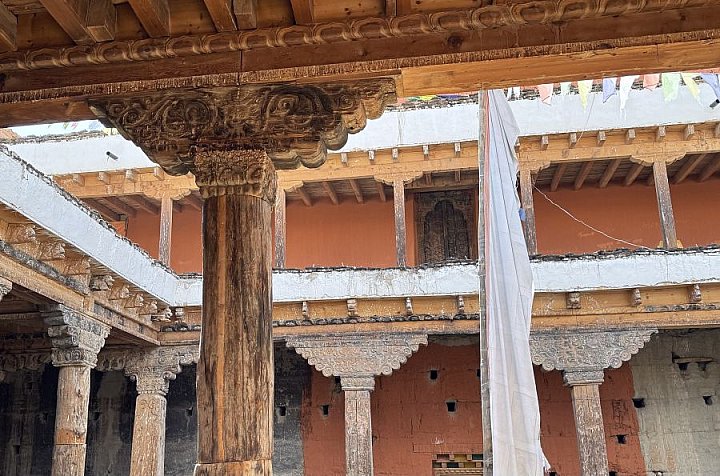 Innenhof des Jamba Lakhang - Nepal - Mustang 2024 - Sehensw&uuml;rdigkeiten