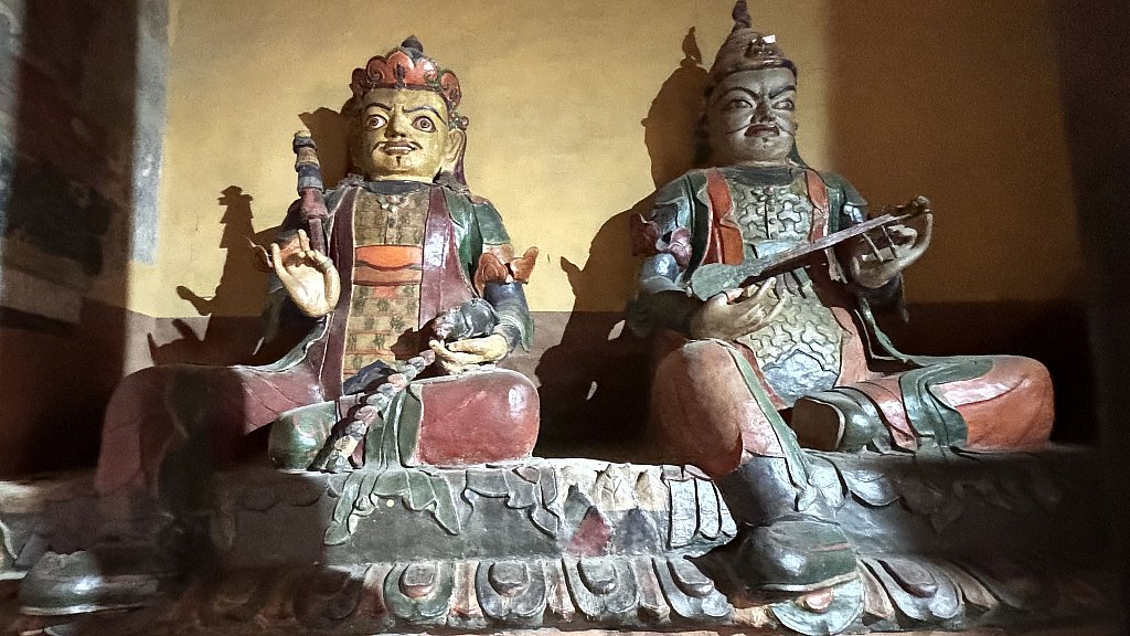 Statuen im Thubchen Lakhang - Nepal - Mustang 2024 - Sehensw&uuml;rdigkeiten