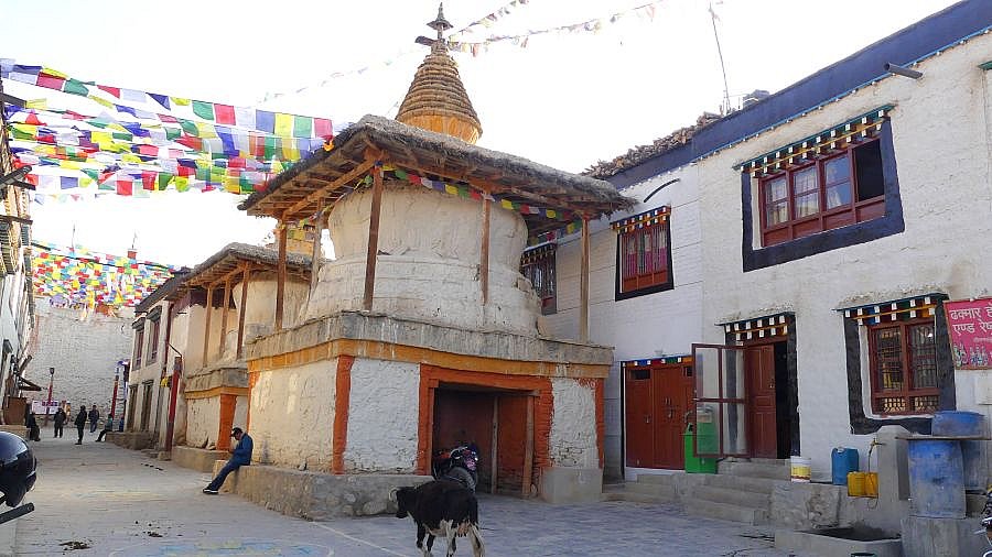 Chorten-Gruppe in Lo Manthang 2024 - Nepal - Mustang 2024 - Sehensw&uuml;rdigkeiten