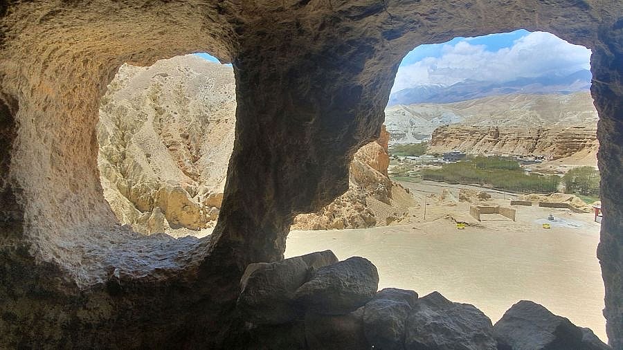 Blick aus dem H&ouml;hlenfenster - Nepal - Mustang 2024 - Land und Leute