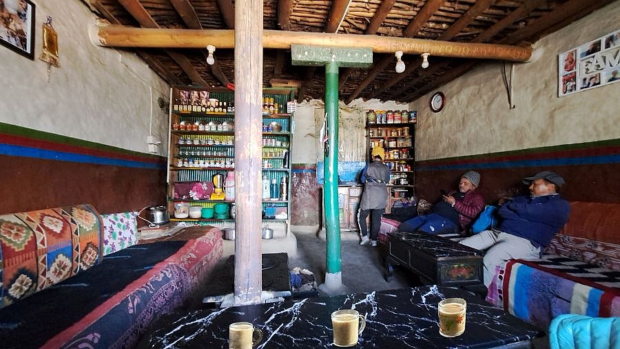 Gastraum in einem tibetischen Haus - Nepal - Mustang 2024 - Land und Leute