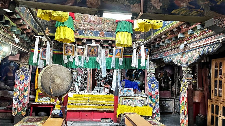Andachtsraum im B&ouml;n-Kloster Lupra - Nepal - Mustang 2024 - Land und Leute
