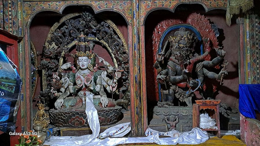 B&ouml;n-Statuen im B&ouml;n-Kloster in Lupra - Nepal - Mustang 2024 - Land und Leute