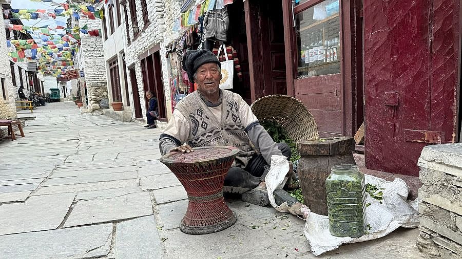 Tagwerk in den Gassen von Marpha - Nepal - Mustang 2024 - Land und Leute