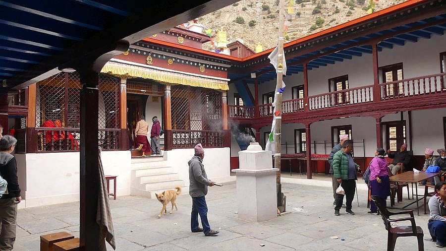 Klosterinnenhof in Marpha - Nepal - Mustang 2024 - Land und Leute