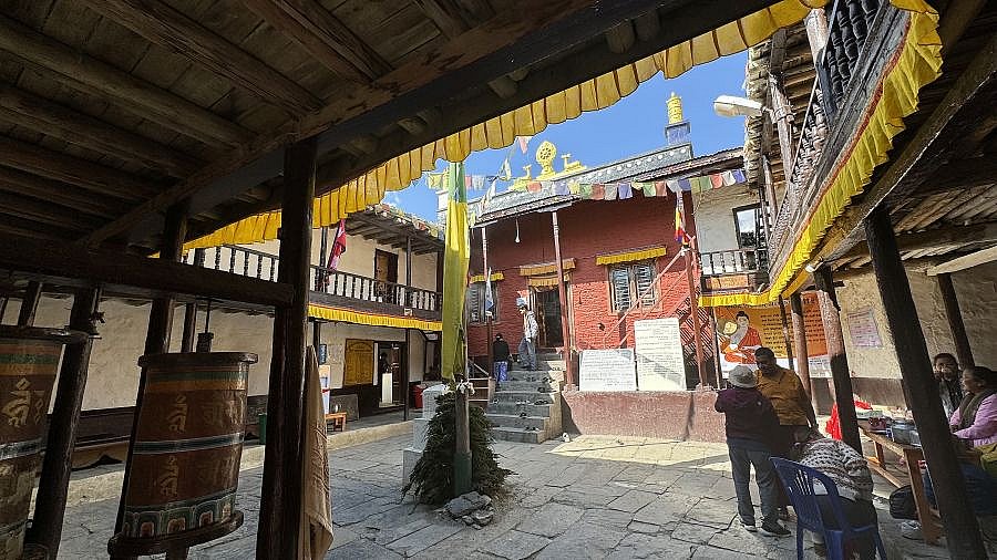 Innenhof des Syang Klosters - Nepal - Mustang 2024 - Land und Leute