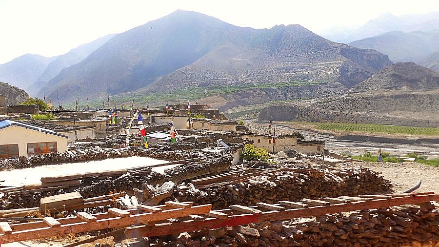 &Uuml;ber den D&auml;chern von Syang - Nepal - Mustang 2024 - Land und Leute