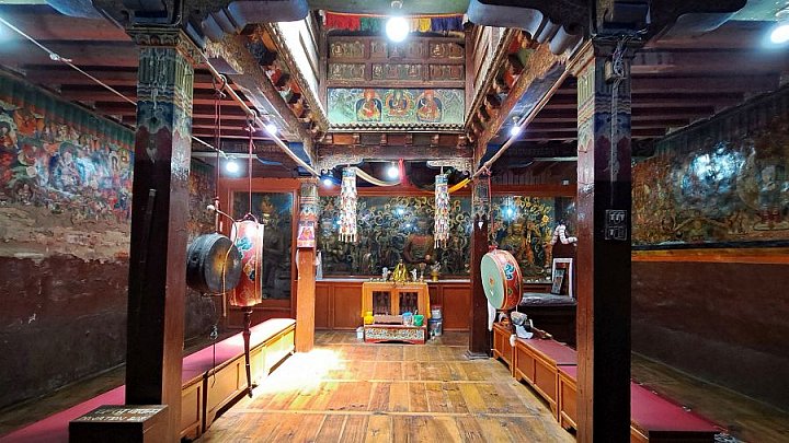 Gebetsraum der Kutsab Teranga Gompa - Nepal - Mustang 2024 - Land und Leute