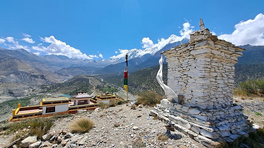 Blick auf das Kutsab Teranga Kloster - Mustang 2024 - Landschaft