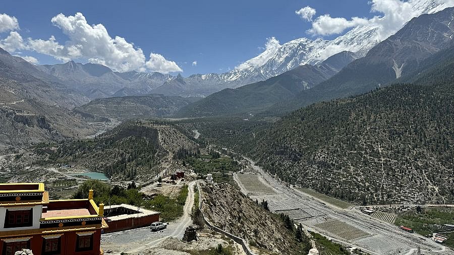 Thini-Flusstal und schneebedeckte Eisriesen. - Mustang 2024 - Landschaft