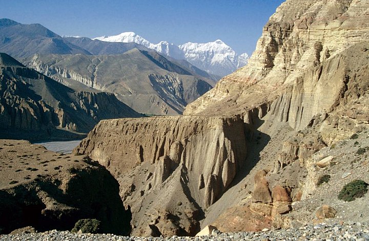 Felsskulpturen und Annapurna und Nilgiri Peak - Nepal - Mustang - verbotenes K&ouml;nigreich 1993 & 97