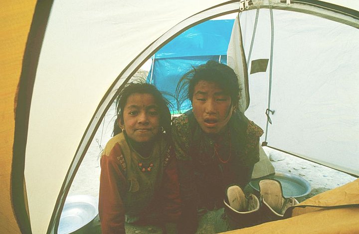 Zwei Tibetische M&auml;dchen in Chele - Nepal - Mustang - verbotenes K&ouml;nigreich 1993 & 97