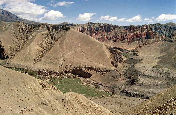 Blick &uuml;ber das weite Tal mit Dorf - Nepal - Mustang - verbotenes K&ouml;nigreich 1993 & 97
