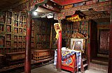 Die Versammlungshalle im Lo Gekar Kloster - Nepal - Mustang - verbotenes K&ouml;nigreich 1993 & 97