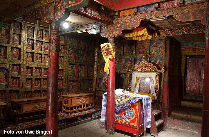 Versammlungshalle im Lo Gekar Kloster - Nepal - Mustang - verbotenes K&ouml;nigreich 1993 & 97