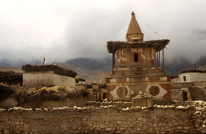 Dorf-Chorten in Tsarang - Nepal - Mustang - verbotenes K&ouml;nigreich 1993 & 97