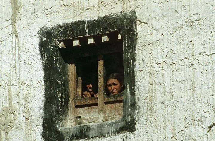 Neugierige Blicke in Lo Manthang - Nepal - Mustang - verbotenes K&ouml;nigreich 1993 & 97