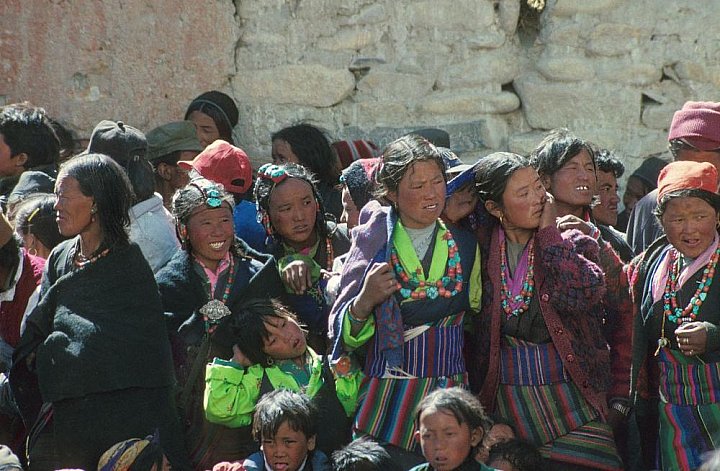Zuschauer beim Tigi-Festival in Lo Manthang - Nepal - Mustang - verbotenes K&ouml;nigreich 1993 & 97