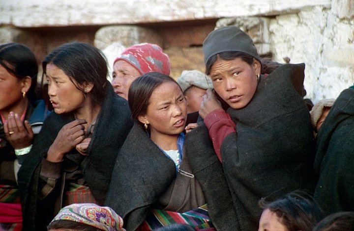 Zuschauer beim Tigi-Fest in Lo Manthang - Nepal - Mustang - verbotenes K&ouml;nigreich 1993 & 97