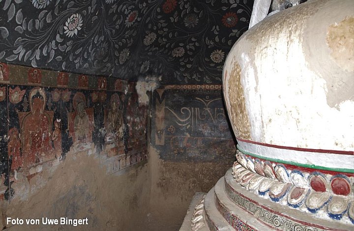 Chorten und Wandgem&auml;le in Luri Gompa in Mustang - Nepal - Mustang - verbotenes K&ouml;nigreich 1993 & 97