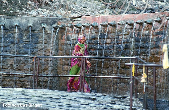 Pilgerin unter den 108 heiligen Quellen von Muktinath in Nepal - Nepal - Mustang - verbotenes K&ouml;nigreich 1993 & 97