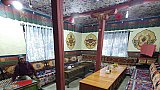 Aufenthaltsraum im Lumbini G&auml;stehaus - Nepal Mustang 2024 - Essen und Schlafen
