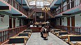 &Uuml;berdachter Innenhof im Mandala Hotel - Nepal Mustang 2024 - Essen und Schlafen