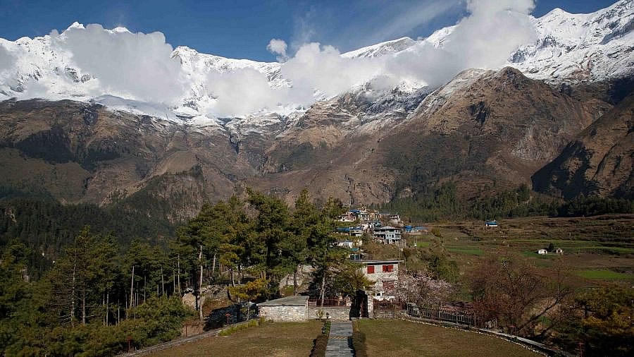Ausblick von der Thasang Village Lodge - Nepal Mustang 2024 - Essen und Schlafen